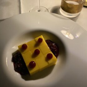 Como é comer em cima de muito ouro? Aureus Restaurant